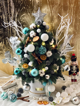Arbre de Noel Bleu (Fresh Christmas Tree, Decorated)