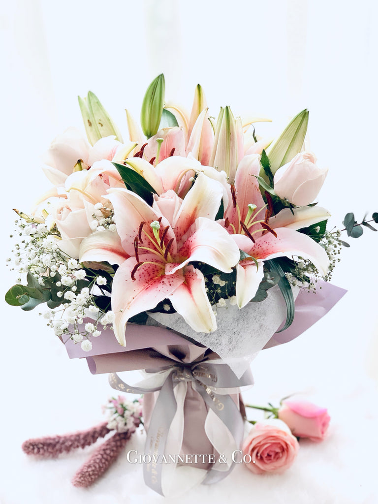 Deluxe Lily Vase Bouquet